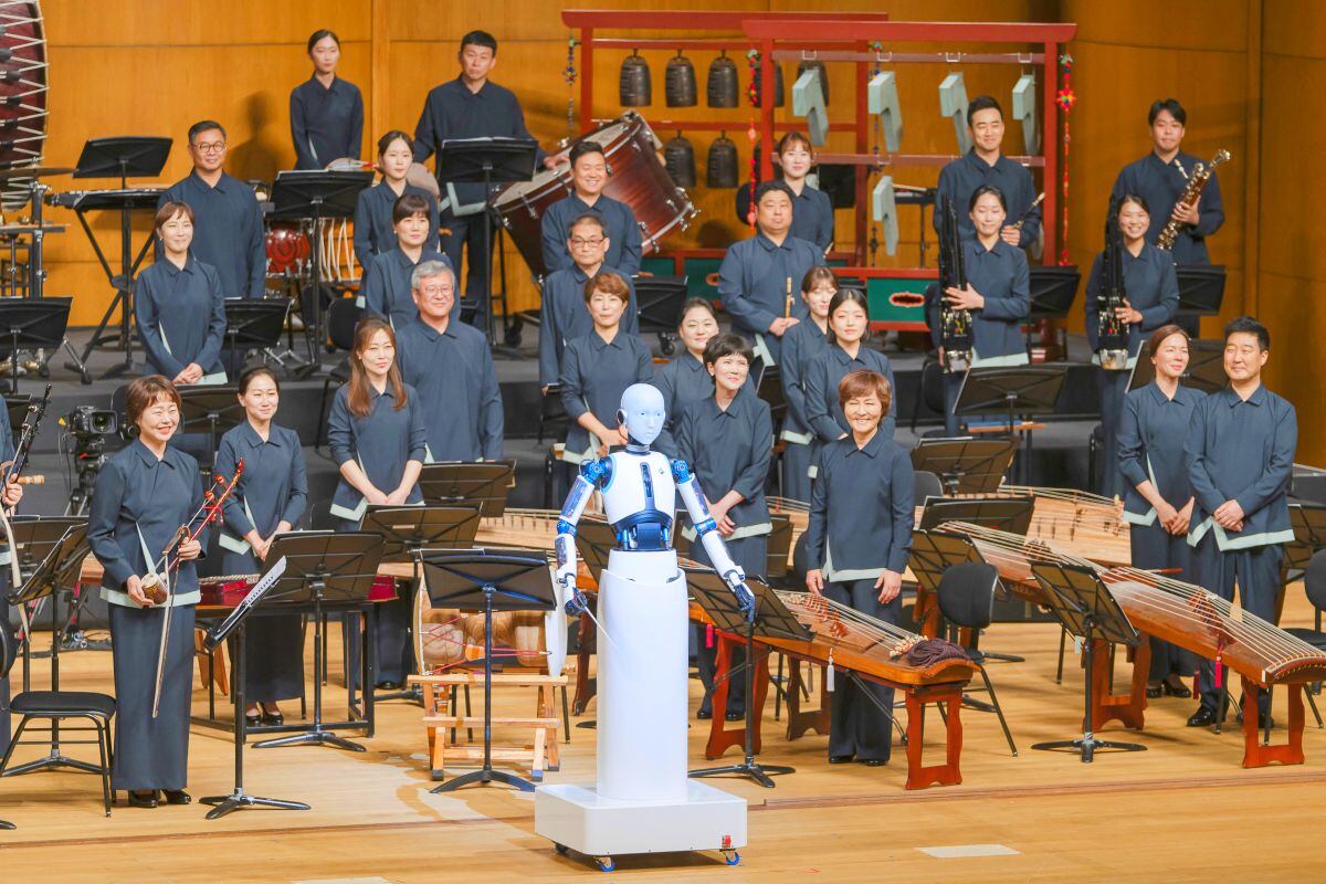 "EveR 6", un androide de 1,8 metros de altura, dirigió a más de 60 músicos de la Orquesta Nacional de Corea del Sur. (Photo by National Theater of Korea / AFP)