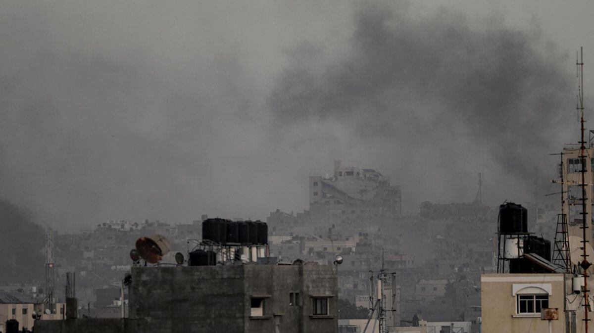 El humo se eleva tras los ataques aéreos israelíes en Khan Yunis, en el sur de la Franja de Gaza, el 22 de diciembre de 2023, tras los ataques aéreos israelíes | Foto: EFE/EPA/HAITHAM IMAD