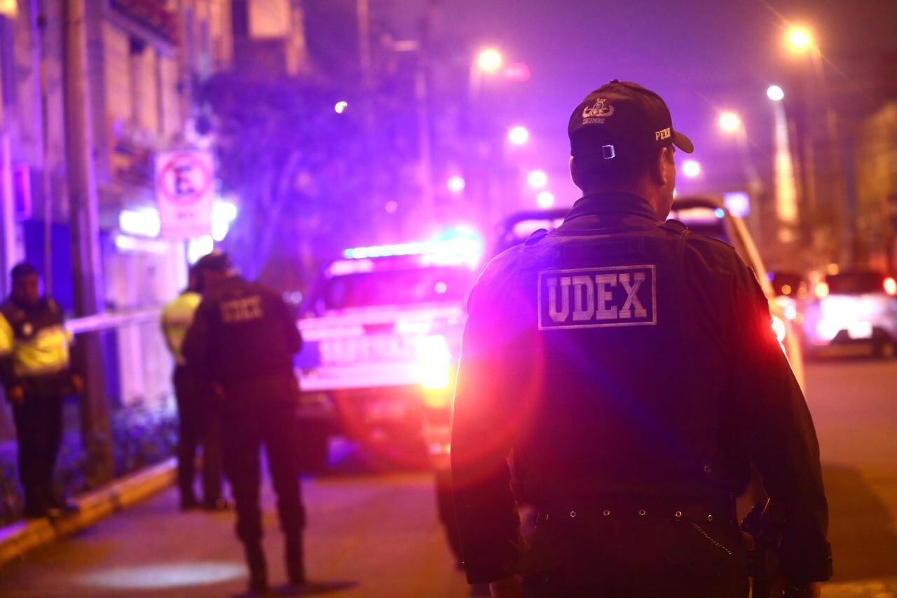 Agentes de la PNP cercaron la zona y recogieron varios casquillos de bala que serán examinados. Foto: GEC