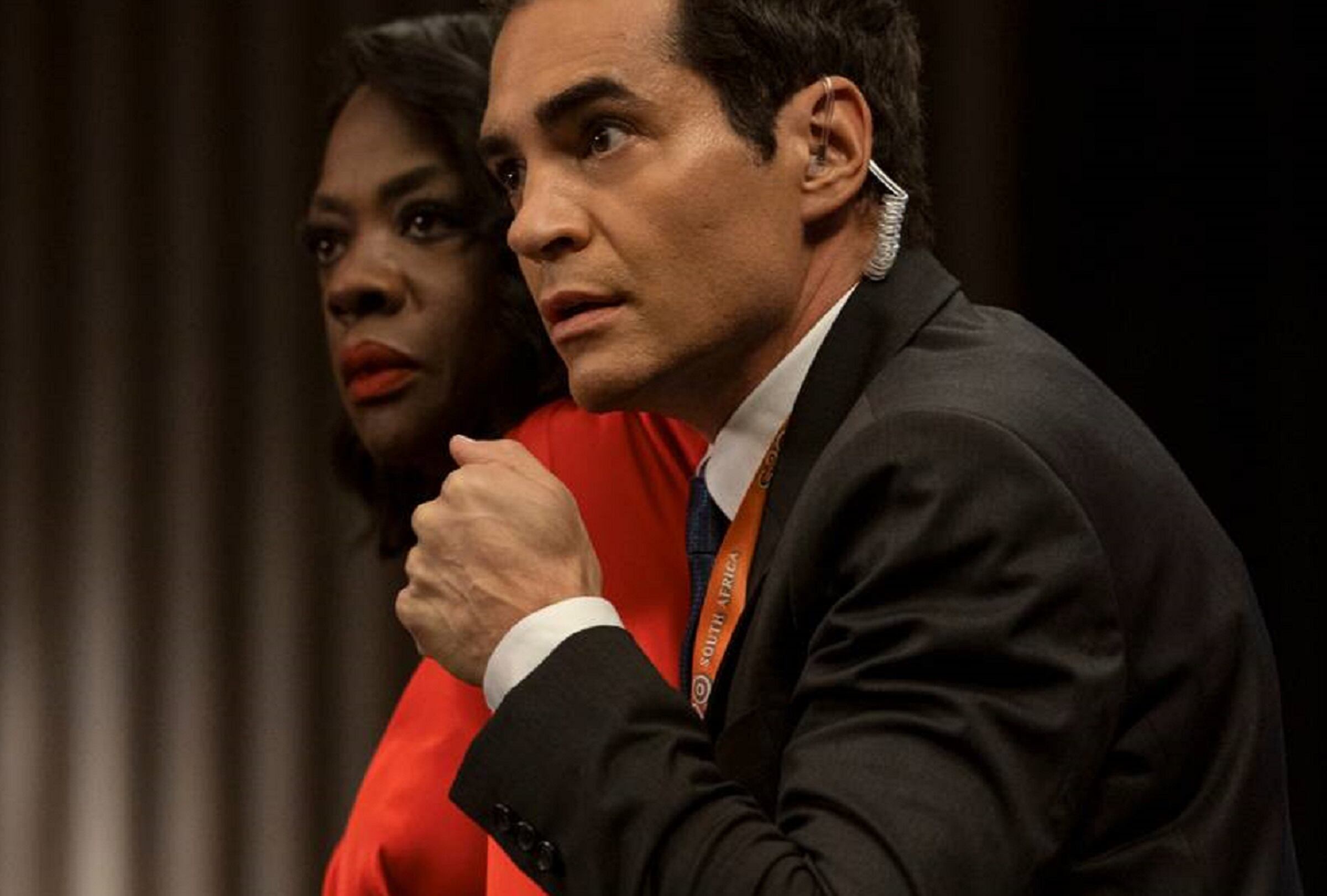 El agente Manny Ruiz (Ramón Rodríguez) protegiendo a la presidenta Taylor Sutton en la película de acción "G20" (Foto: Amazon Prime Video)