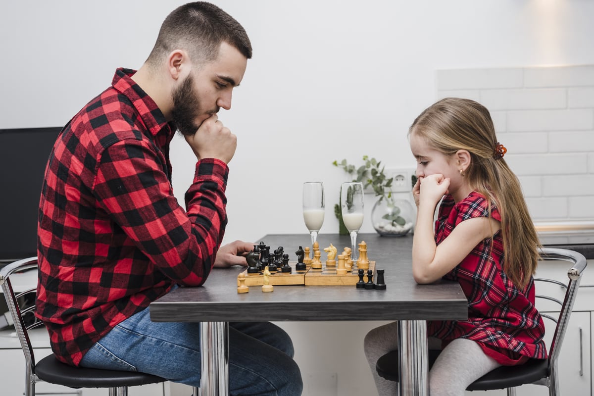 El padre o la madre debe cerciorarse de que el menor sea capaz de comprender instrucciones antes de proponerle la idea de aprender ajedrez.