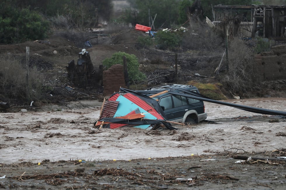Un vehículo afectado por el desborde de la quebrada Santa Gracia en el sector El Islón, en La Serena, Chile, el 21 de julio de 2026. (Hernán Contreras / EFE)