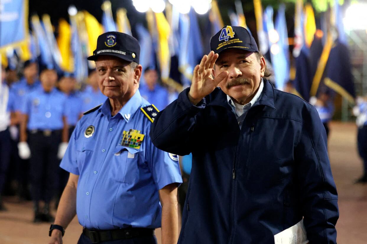 El presidente de Nicaragua, Daniel Ortega (R), acompañado por el jefe de la Policía Nacional, Francisco Díaz. (Foto de Jairo CAJINA / Presidencia de Nicaragua / AFP)