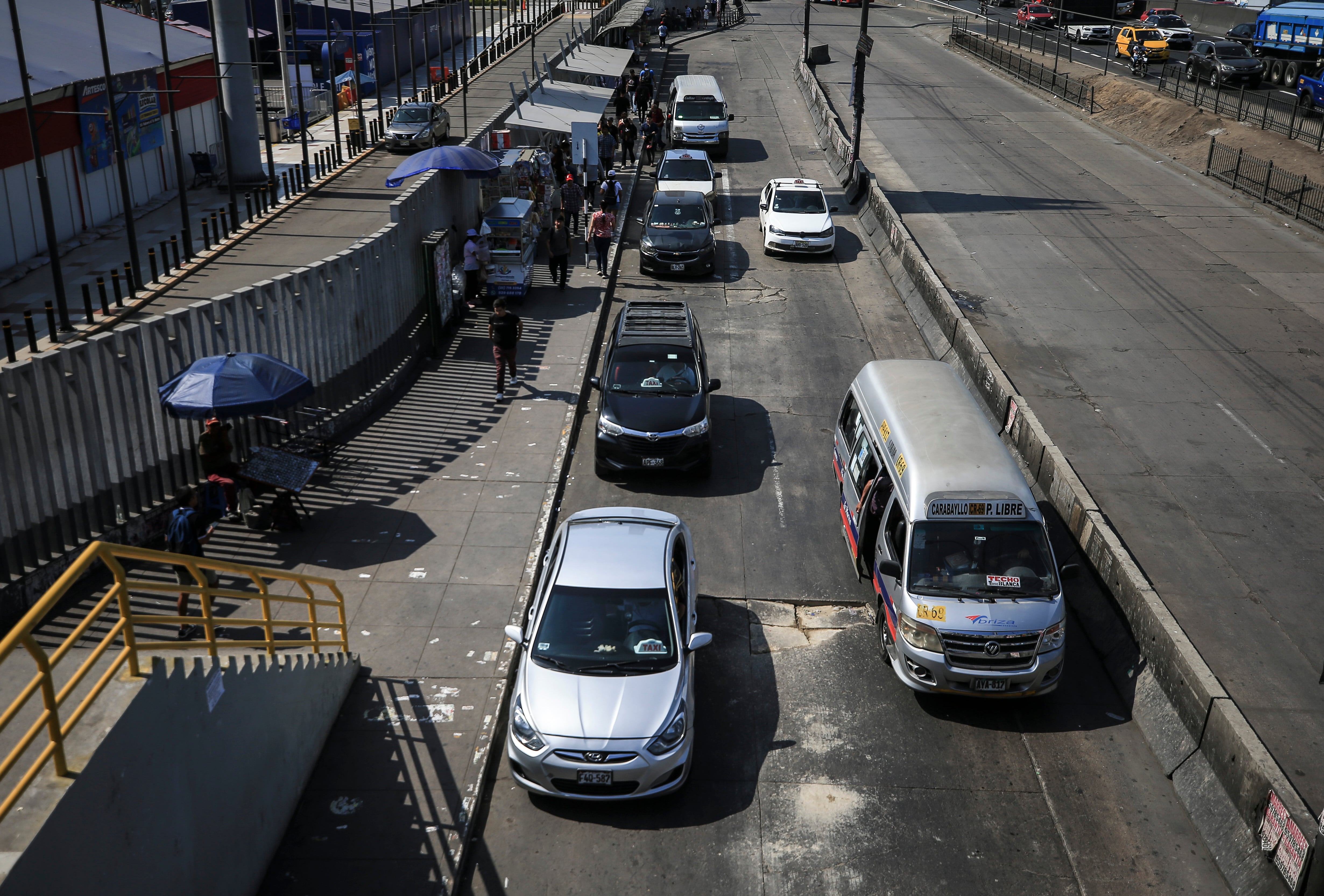Fila de combis y taxis en el paradero Megaplaza. Foto: César Bueno.
