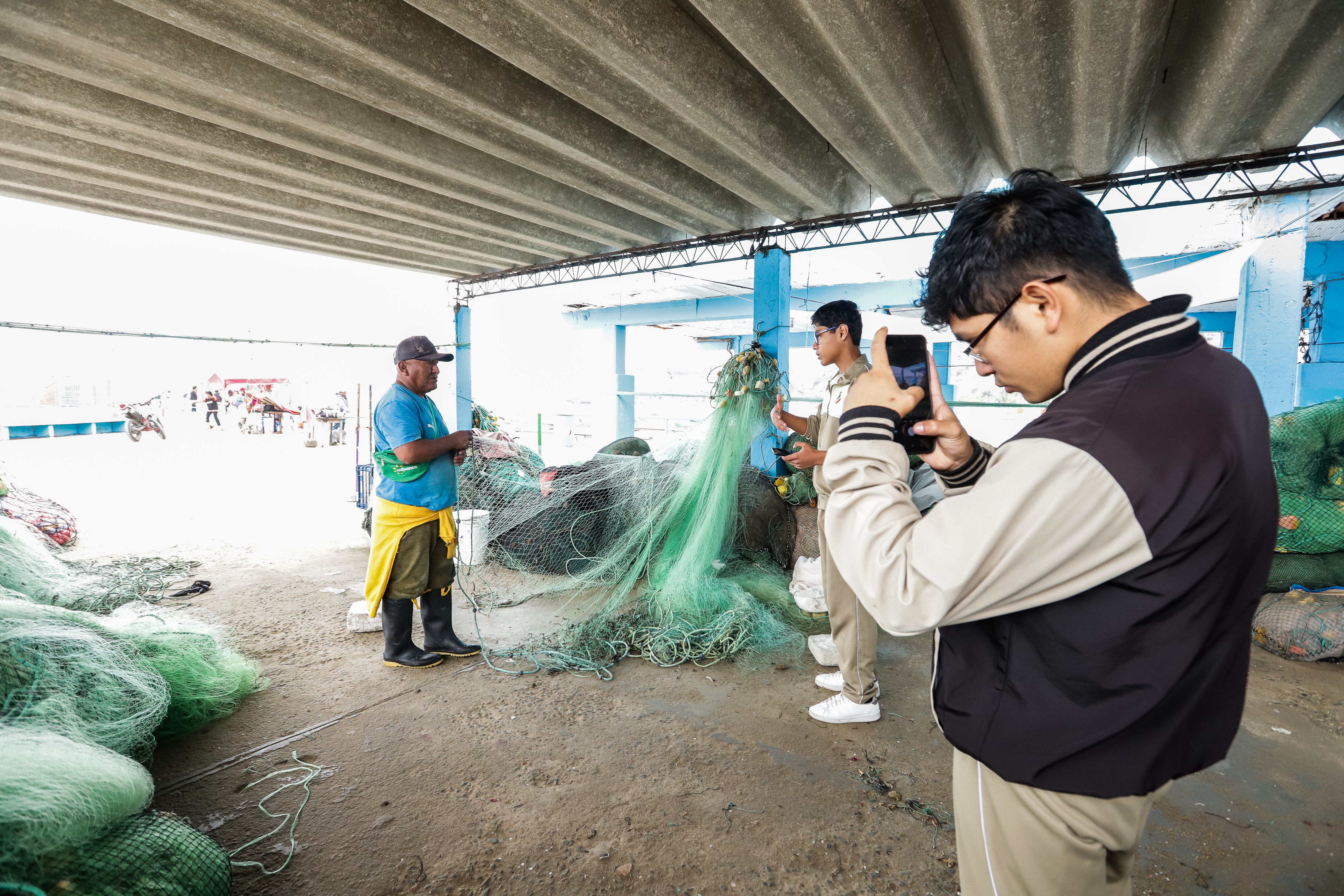 Los corresponsales escolares del colegio General Emilio Soyer Cabero de Chorrillos tomaron fotos en el puerto de su distrito. (Foto: Valentina Astuhuaman / Icónica)