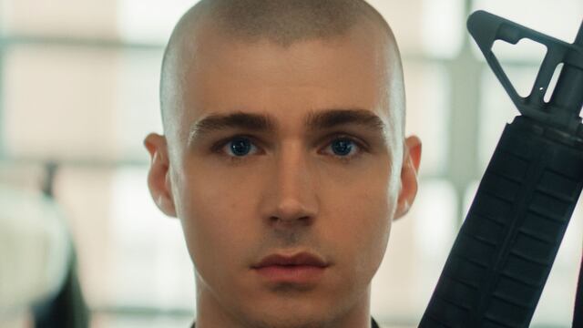 El chico que oculta su orientación sexual en las Fuerzas Armadas: de qué trata y cómo ver la serie de Netflix “Reclutas”