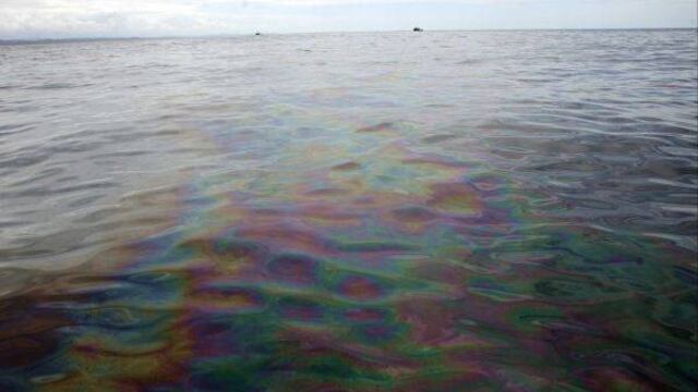 Derrame de petróleo afecta unos 2 km del litoral de Ventanilla