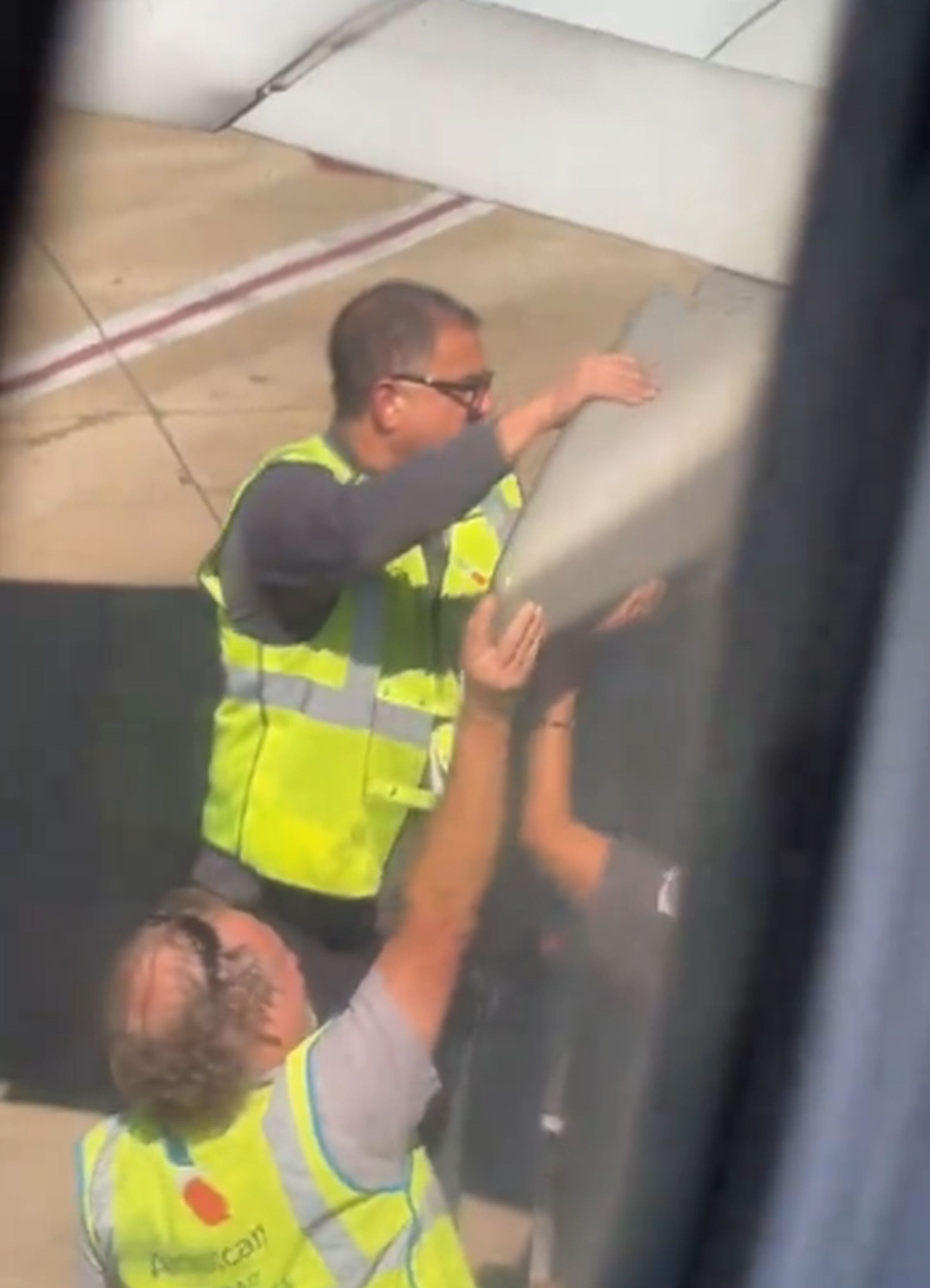 Esta imagen permite apreciar el momento en que unos hombres comenzaron a quitar una parte del ala del avión en el que viajó Taylor Hylton. (Foto: @taylorhylton / TikTok)