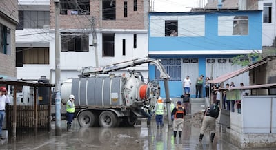 ¿Cómo una intensa llovizna dejó a los distritos de Lima sur inundados y al borde del colapso?