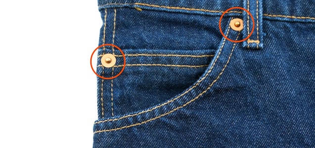 El detalle que pocos notan: ¿para qué sirven los botones metálicos de los jeans?