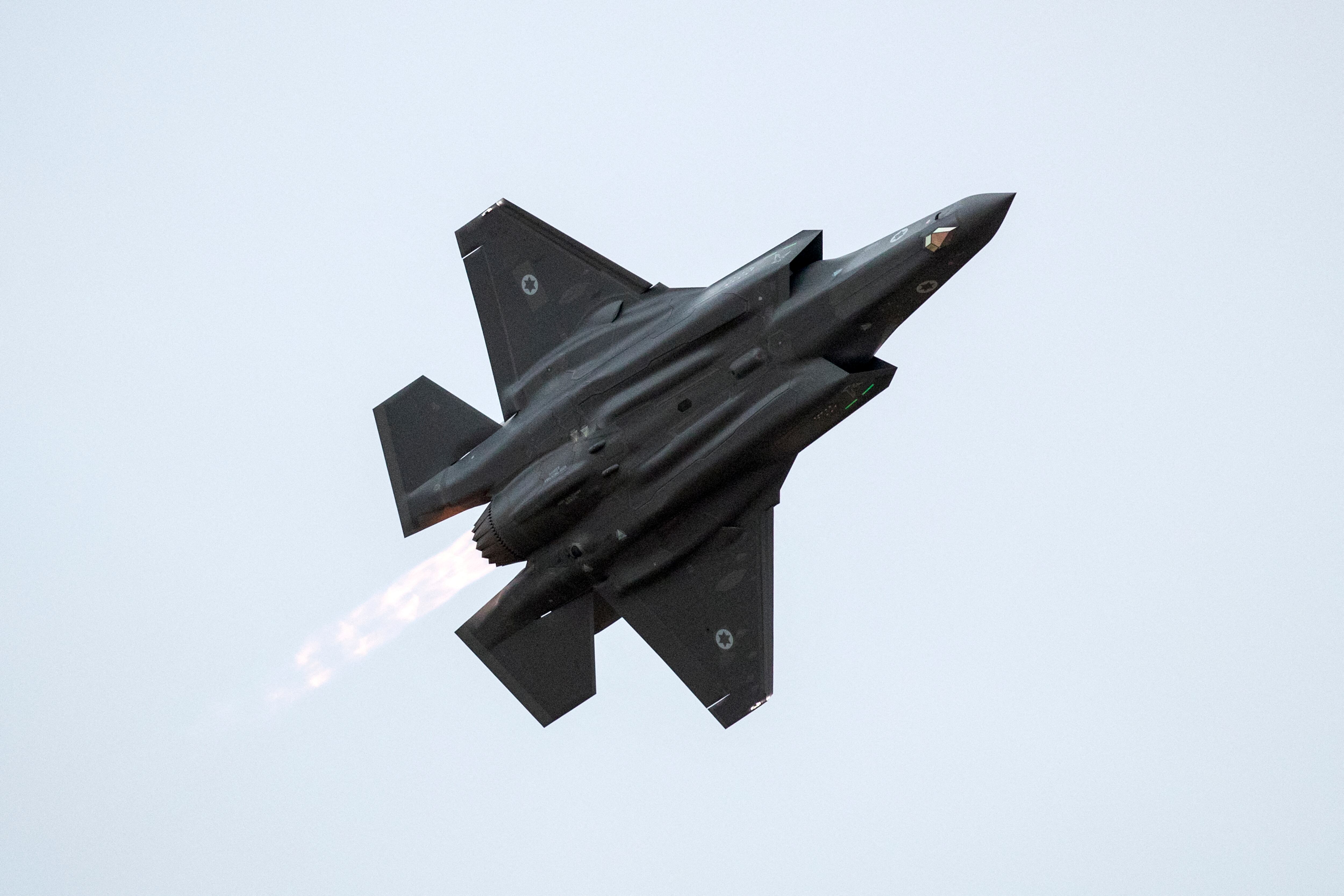 Un avión de combate F-35 Lightning II de la Fuerza Aérea de Israel actúa durante un espectáculo en la base de la Fuerza Aérea de Hatzerim, en el desierto de Negev, el 27 de diciembre. (Foto de JACK GUEZ/AFP).