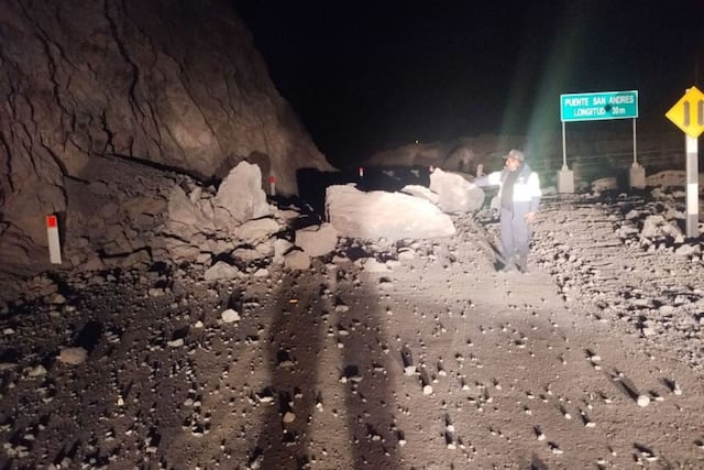 La web de la Sutran indicó que se cerraron tres carreteras producto de los deslizamientos de tierras ocurridos tras el sismo de 7 grados en Arequipa. Foto: COER Arequipa