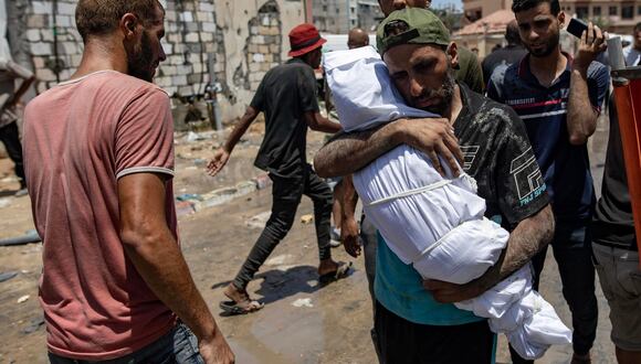 Un palestino carga el cuerpo de su hijo asesinado tras una incursión israelí contra las tiendas de campaña de los desplazados en la zona de Al-Mawasi de Jan Yunis, en el sur de la Franja de Gaza. , 13 de julio de 2024. EFE/EPA/HAITHAM IMAD