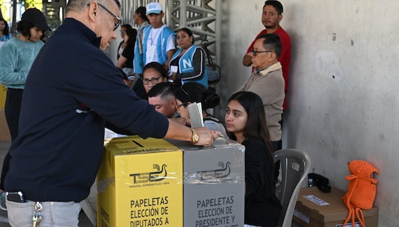 Un hombre emite su voto durante las elecciones presidenciales y legislativas en El Salvador el 4 de febrero de 2024. (Foto de YURI CORTEZ / AFP).