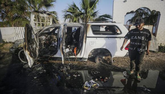 Un hombre se encuentra cerca de un automóvil destruido de la ONG World Central Kitchen (WCK) a lo largo de la carretera Al Rashid, entre Deir Al Balah y Khan Younis, en el sur de la Franja de Gaza, el 2 de abril de 2024. Foto: MOHAMMED SABER/EFE/EPA/