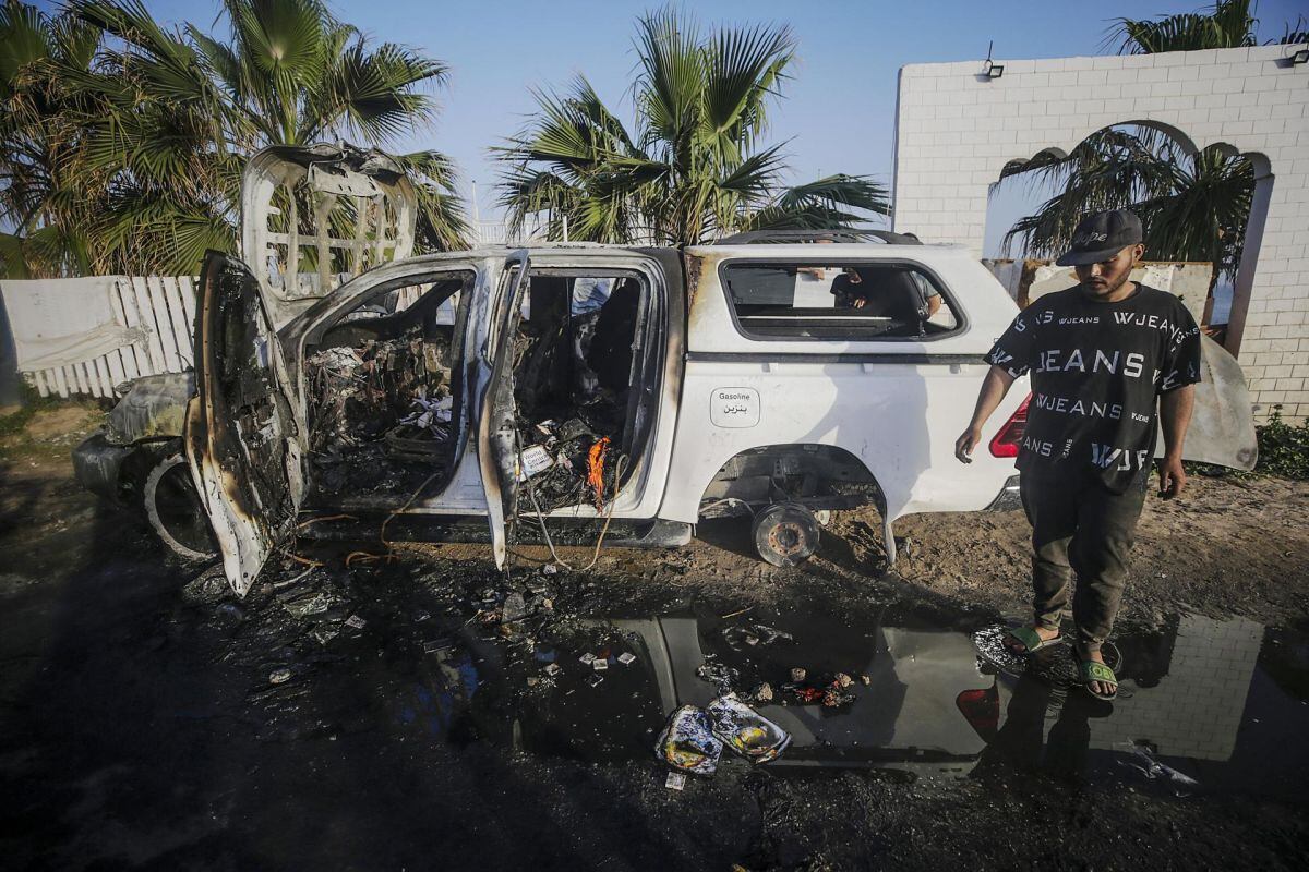 Un hombre se encuentra cerca de un automóvil destruido de la ONG World Central Kitchen (WCK) a lo largo de la carretera Al Rashid, entre Deir Al Balah y Khan Younis, en el sur de la Franja de Gaza, el 2 de abril de 2024. Foto: MOHAMMED SABER/EFE/EPA/