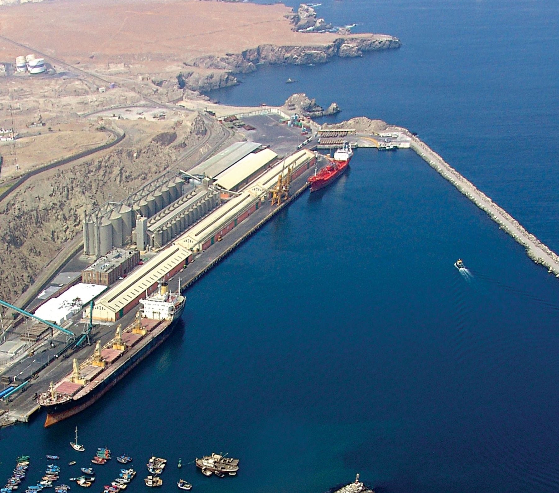 La posible nueva inversión que se haría en el Puerto de Matarani no solo beneficiaría a este terminal, sino que impulsaría la competitividad logística a nivel nacional, indica ComexPerú.