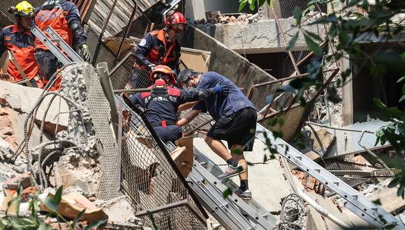 Trabajadores de emergencia ayudan a un sobreviviente después de que fue rescatado de un edificio dañado en la ciudad de Nuevo Taipei, tras terremoto de magnitud 7,2 al este de Taiwán. (Foto de CNA / AFP)