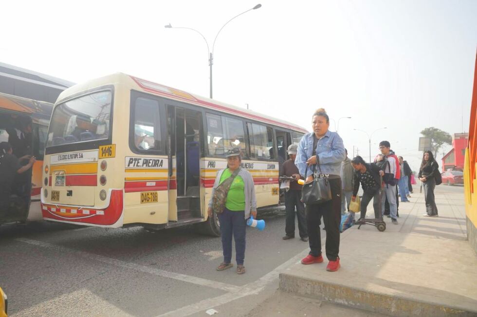 Hoy un grupoo de transportistas convocó a un paro en varios puntos de la capital, sin embargo, hasta el momento, el transporte público circula con normalidad. Fotos Britanie Arroyo/ @photo.gec