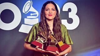 Natalia Lafourcade recibe tres premios Latin Grammy por su álbum “De todas las flores”