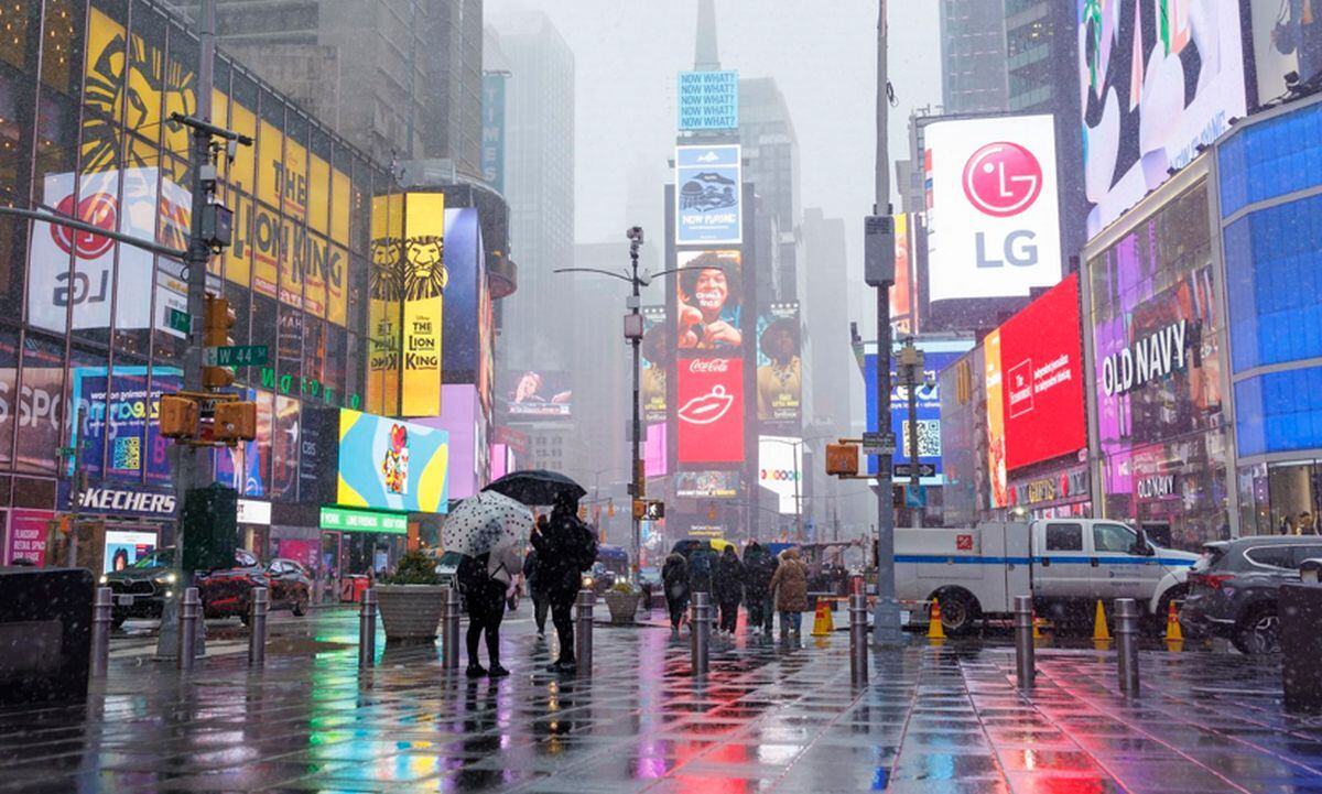 La gente camina por Times Square mientras cae nieve en Nueva York, Nueva York, Estados Unidos, 13 de febrero de 2024 | Foto: EFE/EPA/SARAH YENESEL