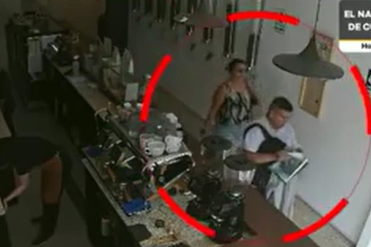 Pareja fue captada cambiando la mochila de la joven abogada. (Foto: Captura/América Noticias)