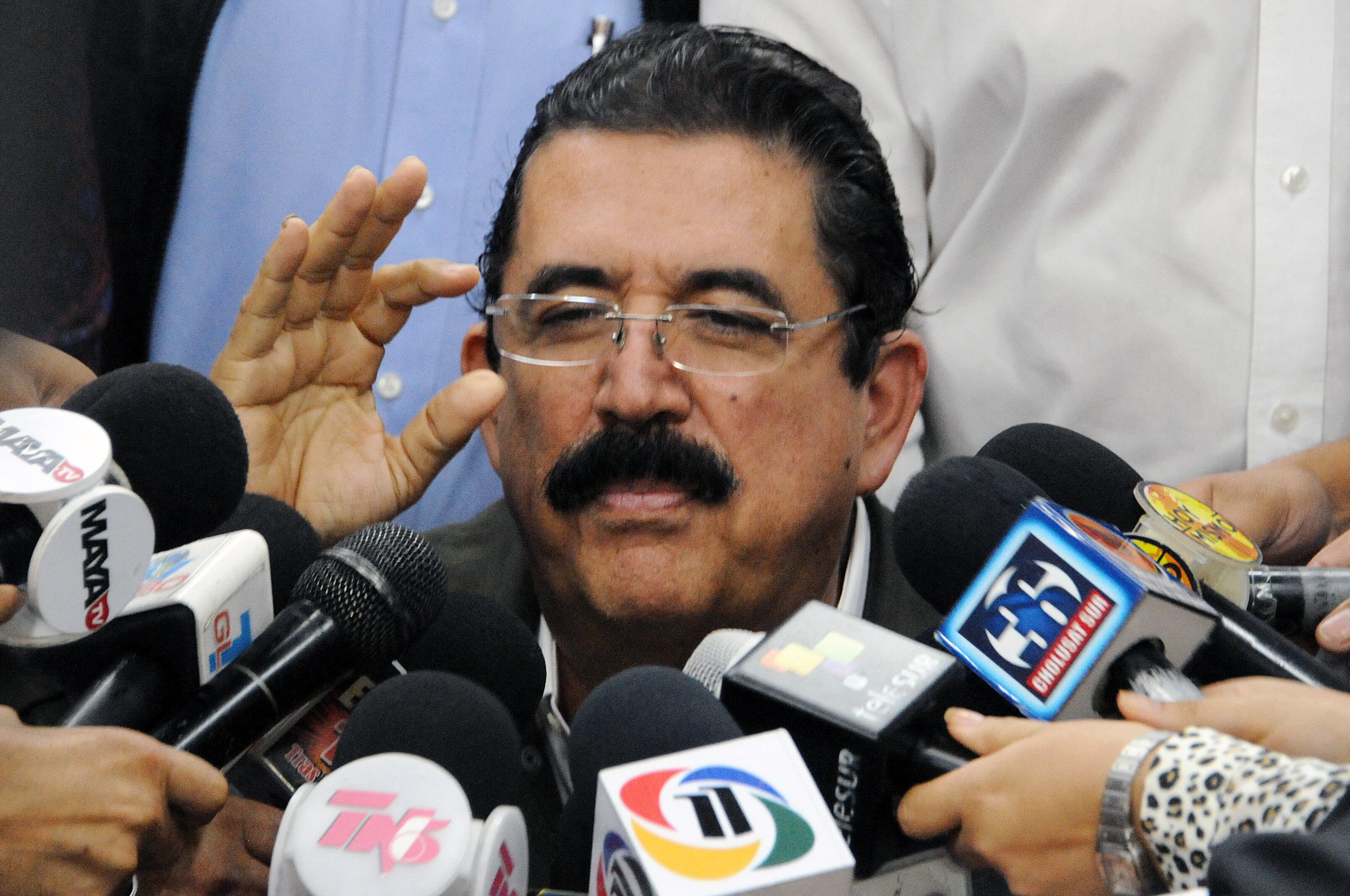 Manuel Zelaya responde a preguntas de la prensa tras reunirse con jueces del Tribunal Supremo Electoral (TSE) en Tegucigalpa el 5 de diciembre de 2013. (Foto de Orlando SIERRA / AFP).
