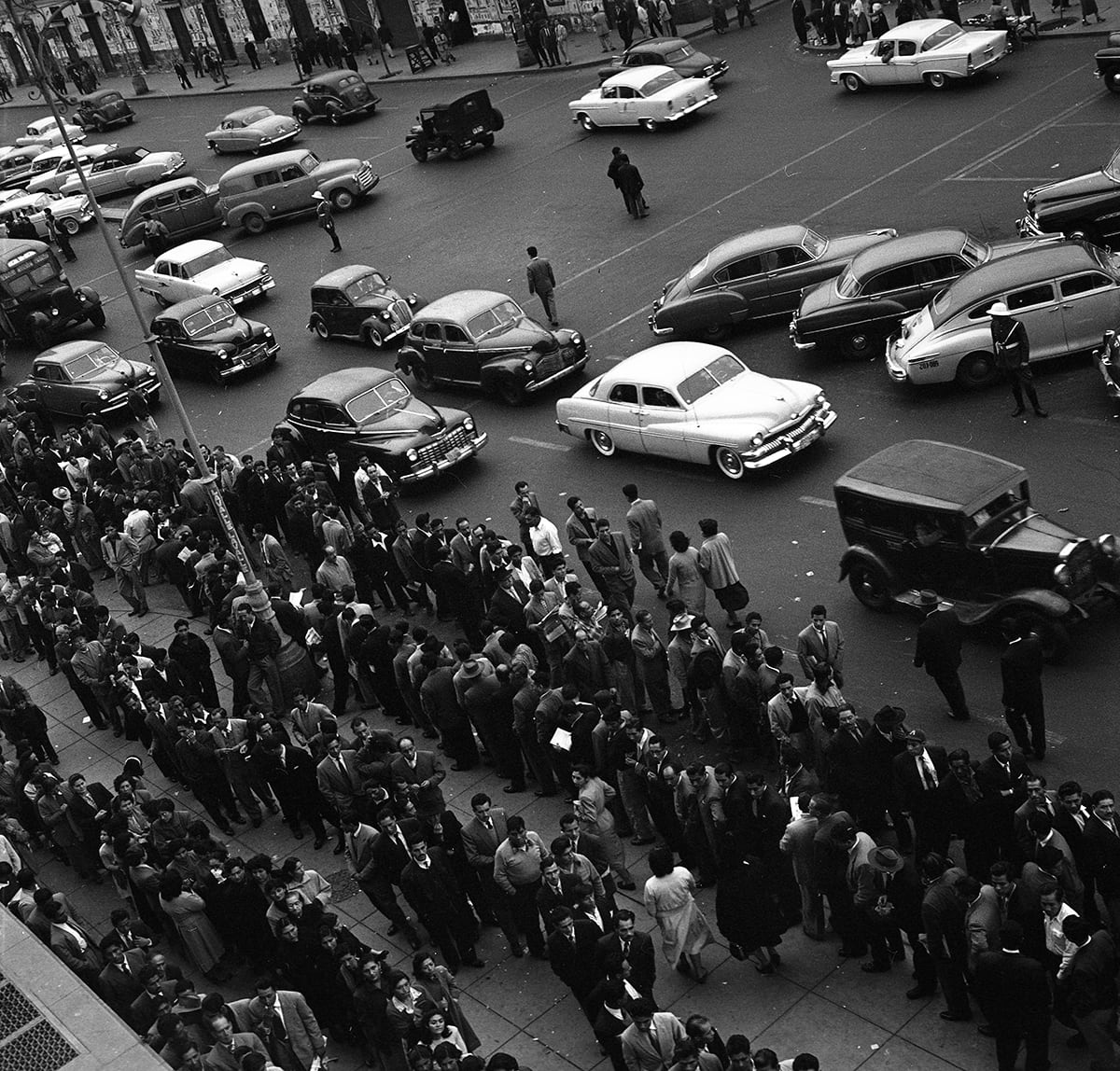 Fue una jornada cívica y democrática. Nadie adulto (21 años) quiso dejar de emitir su voto. (Foto: Archivo Histórico de El Comercio)