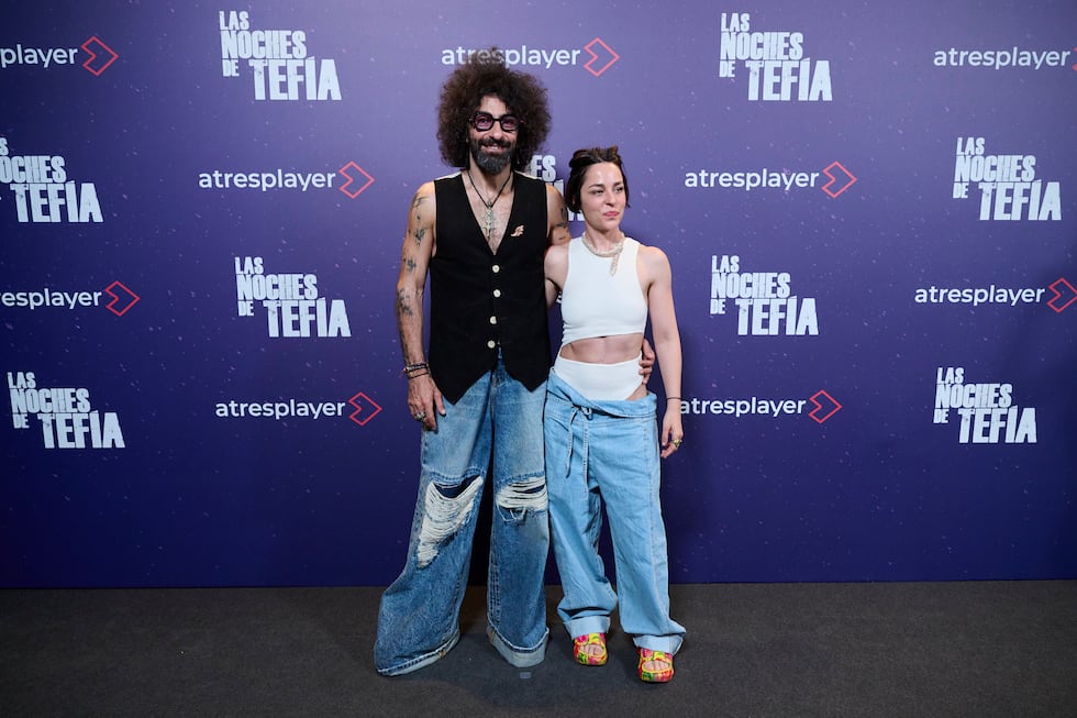 El rodaje de los seis episodios de la serie se llevó a cabo en parajes exteriores naturales de Tenerife y Madrid. En la imagen: Nata Moreno y Ara Malikian en la premiere de "Las noches de Tefia". Foto: Atresmedia