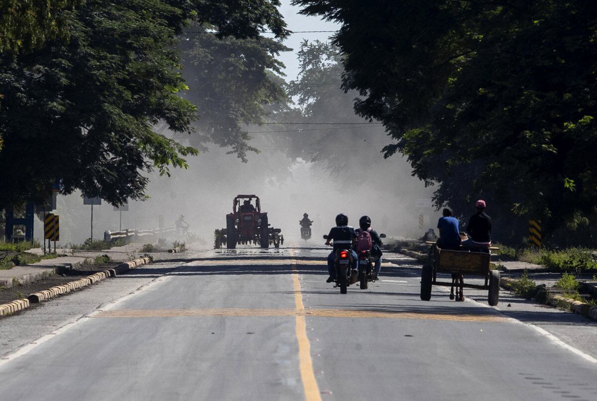 Una carretera llena de cenizas, en la comunidad La Grecia, el 6 de julio de 2023, tras la explosión del volcán San Cristóbal este miércoles en la ciudad de Chinandega, Nicaragua. (Foto de Jorge Torres / EFE)