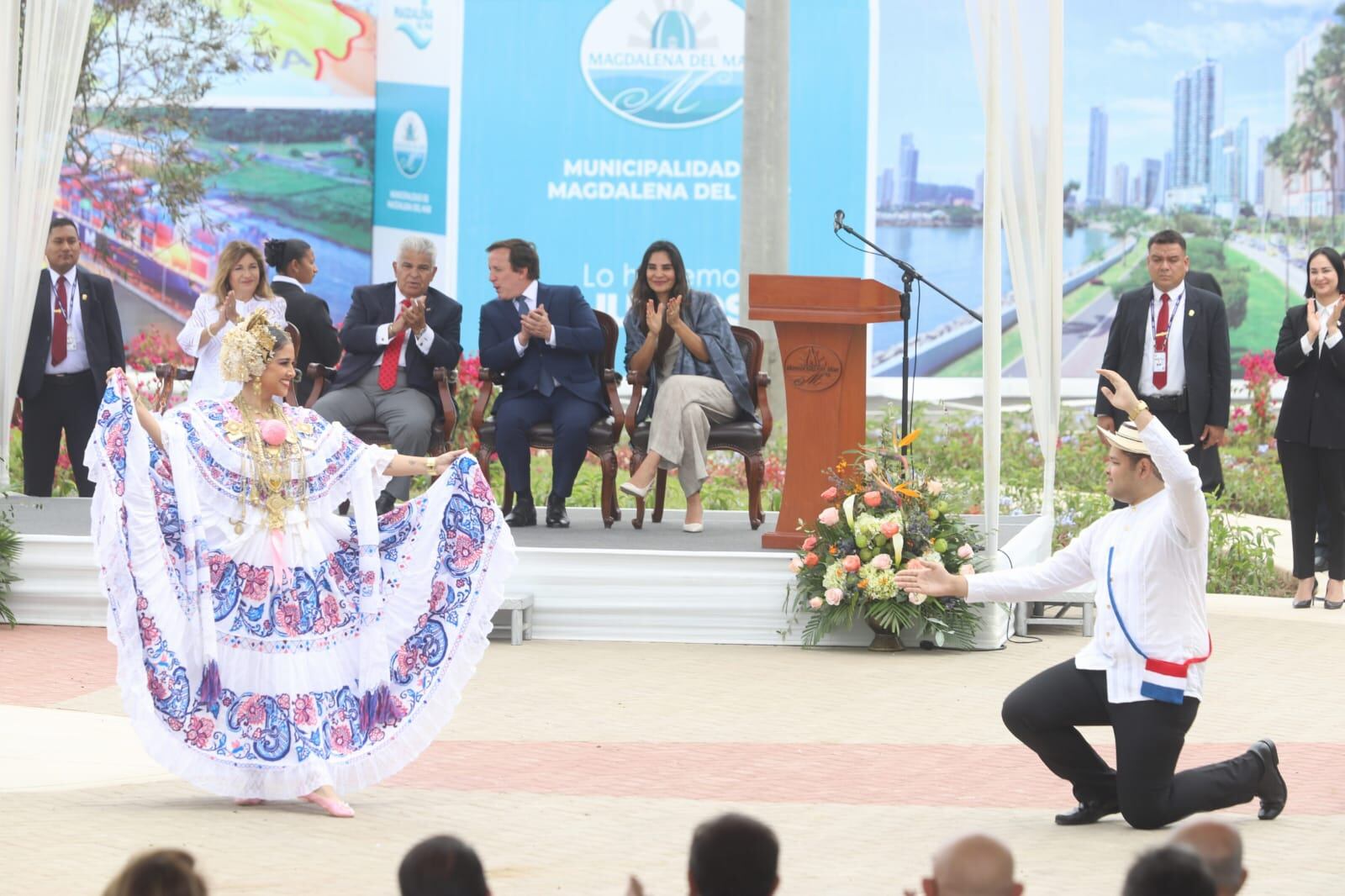 En la ceremonia se presentaron expresiones artísticas de Perú y Panamá, como El Punto panameño.