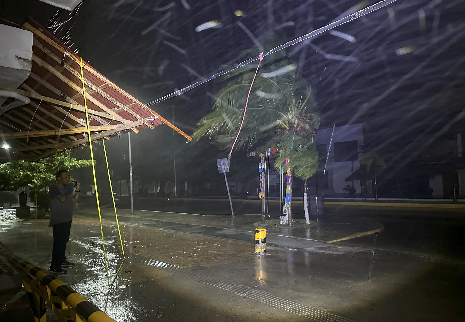 Fotografía que muestra la lluvia durante la entrada del huracán Berly, este viernes al municipio de Felipe Carrillo Puerto en Quintana Roo (México). EFE/Alonso Cupul