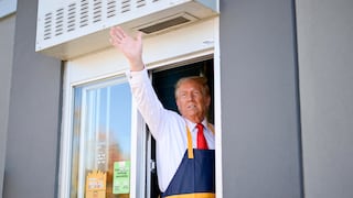 Donald Trump se viste de empleado de McDonald’s para desacreditar a Kamala Harris