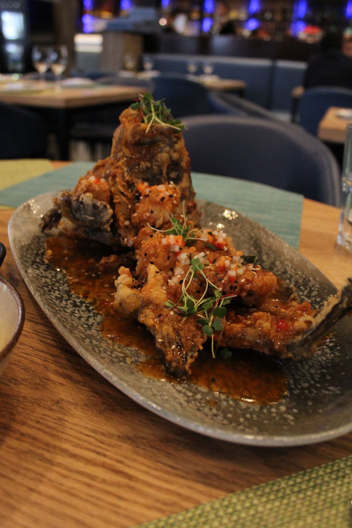 Los pescados enteros se pueden disfrutar de diversas formas. En este caso, probamos el pescado frito con salsa nikkei, con toques agridulces.