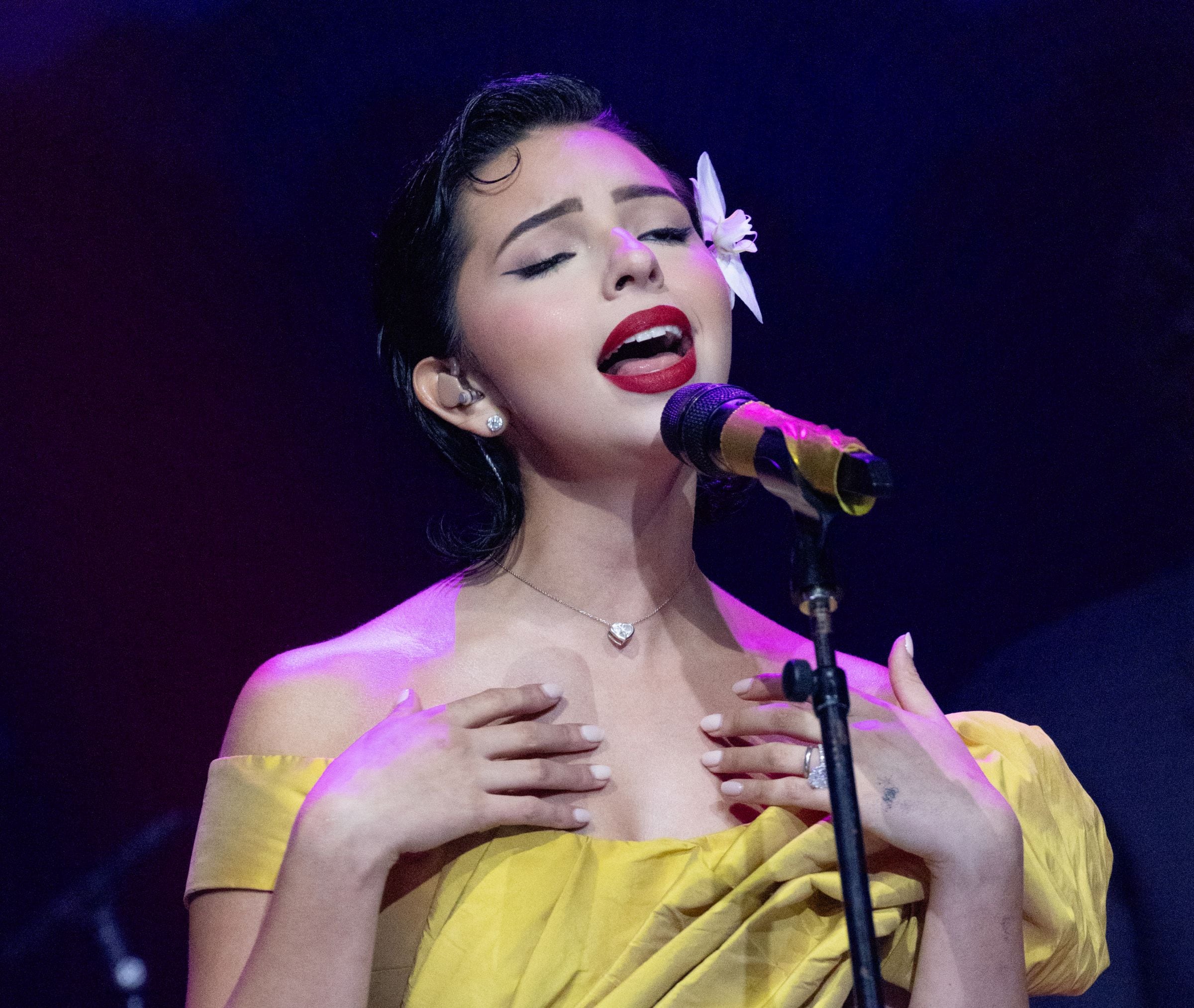 En esta imagen aparece Ángela Aguilar cantando. (Foto: Mike Coppola / Getty Images for The Latin Recording Academy)