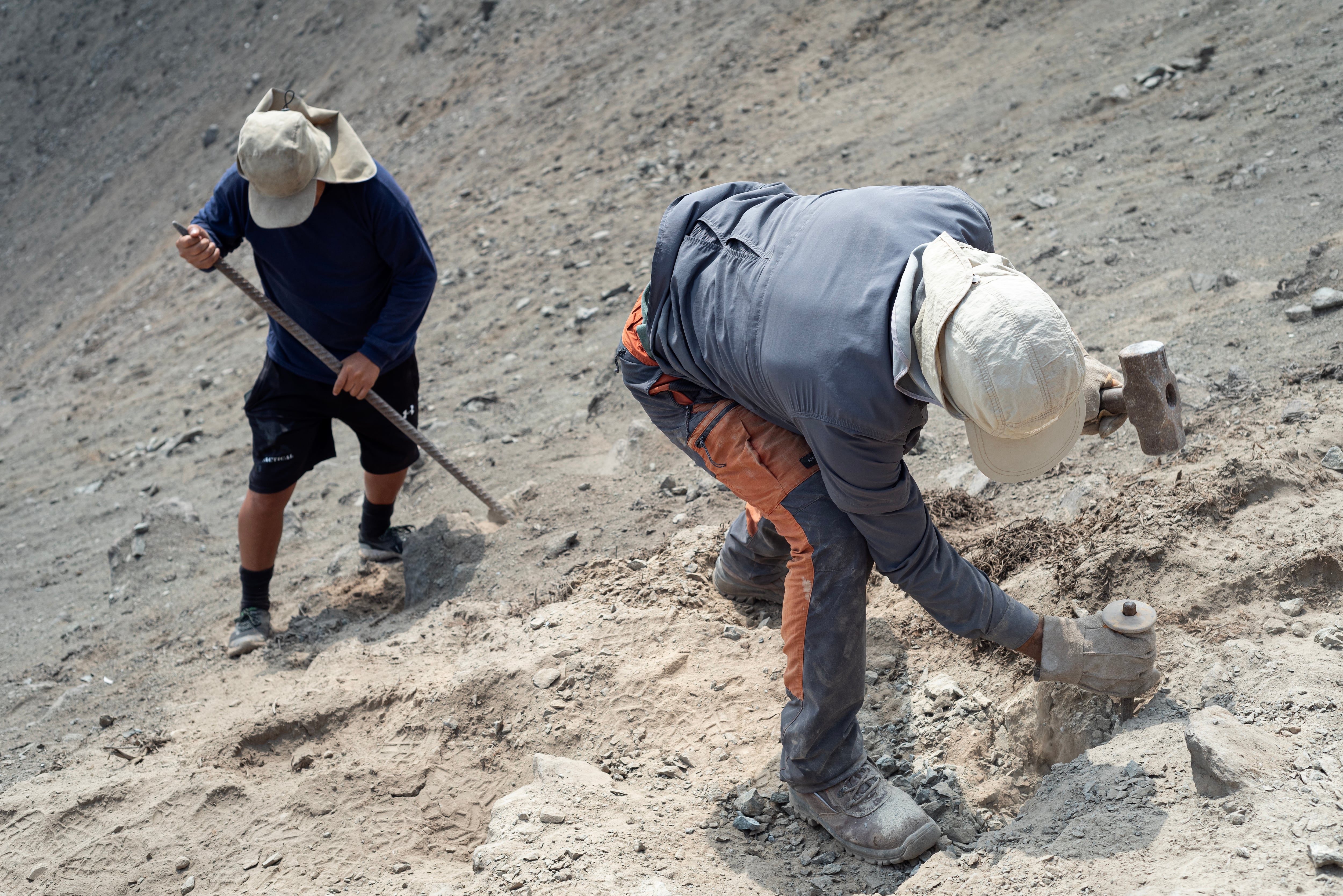 Ricardo Alviño y Emiliano Cacciavillani, en pleno pique de la piedra del cerro La Milla.