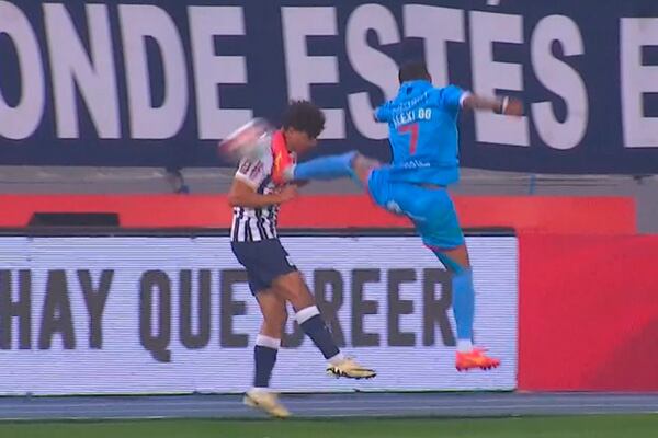 El ‘Checho’ Ibarra y Alan Diez recrean jugada que provocó expulsión de Alexi Gómez ante Alianza Lima y se vuelven viral con la ‘Jugada Polémica’. (Imagen: Captura Liga 1 Max)