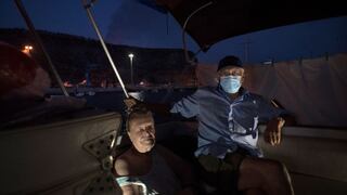 El matrimonio anciano que se protegió del volcán de La Palma en una lancha