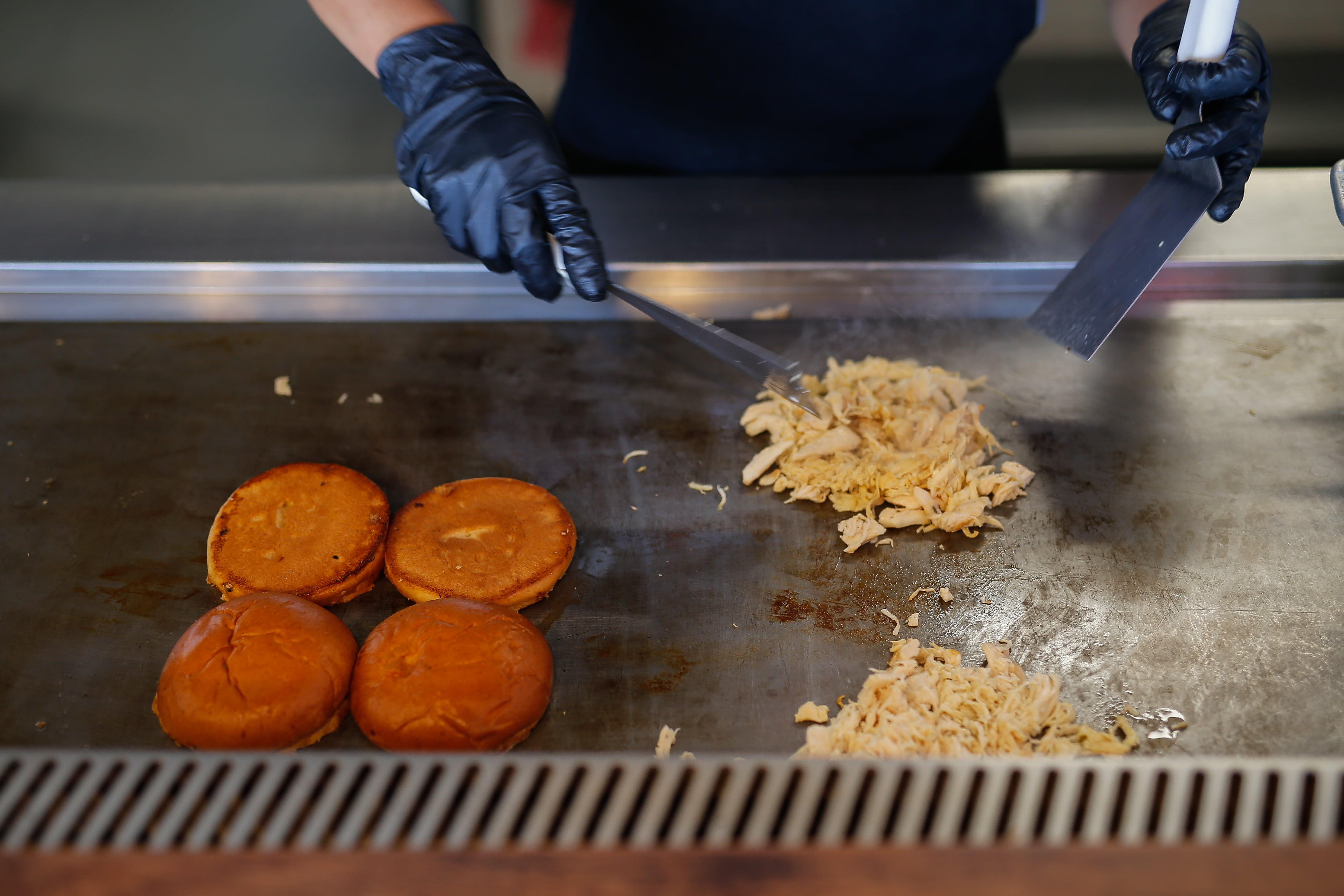 Con gran maestría, el equipo de Monstruos utiliza la plancha para crear sánguches sabrosos y contundentes.
