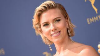 Emmy: así fue el paso de Scarlett Johansson por la alfombra roja [FOTOS]