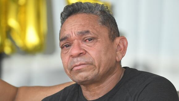 Luis Manuel Díaz, padre del delantero del Liverpool Luis Díaz, llora durante una conferencia de prensa en su casa de Barrancas, Colombia, el 10 de noviembre de 2023. (Foto de Daniel Munoz / AFP)