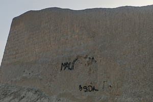 Pintas en muro perimetral generan preocupación por posible daño al patrimonio cultural. (Foto: Andina)