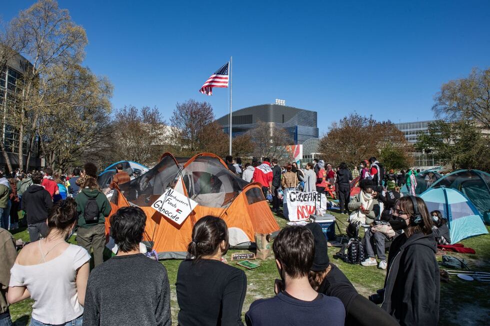 La policía arrestó a unas 275 personas en cuatro campus el fin de semana en Estados Unidos. (Photo by Joseph Prezioso / AFP)