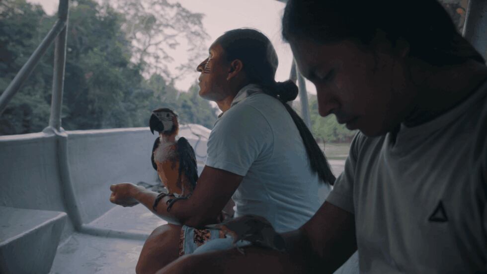 Ángel Wasump y Luciano Peas, miembros del equipo de Kara Solar, navegan por el río Kapawi, ubicado en territorio achuar. Foto: cortesía Kara Solar