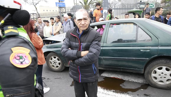 El auto conducido por Alarino Gabriel Palma Valladares, de 70 años, atropelló a seis personas cuando iban a cruzar la pista para luego impactar con otros dos carros, frente al centro comercial El Hueco. (Foto: GEC)