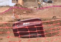 ¿No se dio cuenta? Auto cae a zanja durante obras de agua y desagüe en Ventanilla Alta