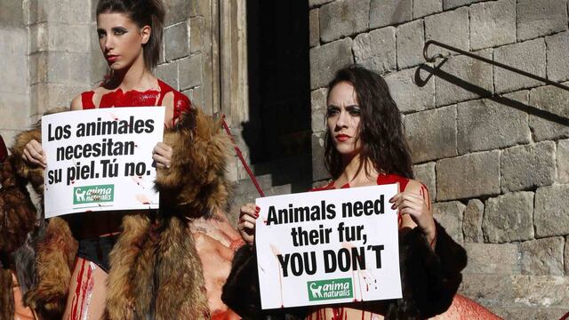 España: Activistas desnudos critican uso de pieles de animales