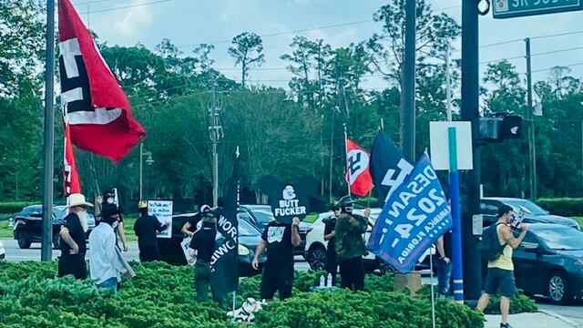 Simpatizantes de Ron DeSantis llevan banderas nazis a marcha en Walt Disney World