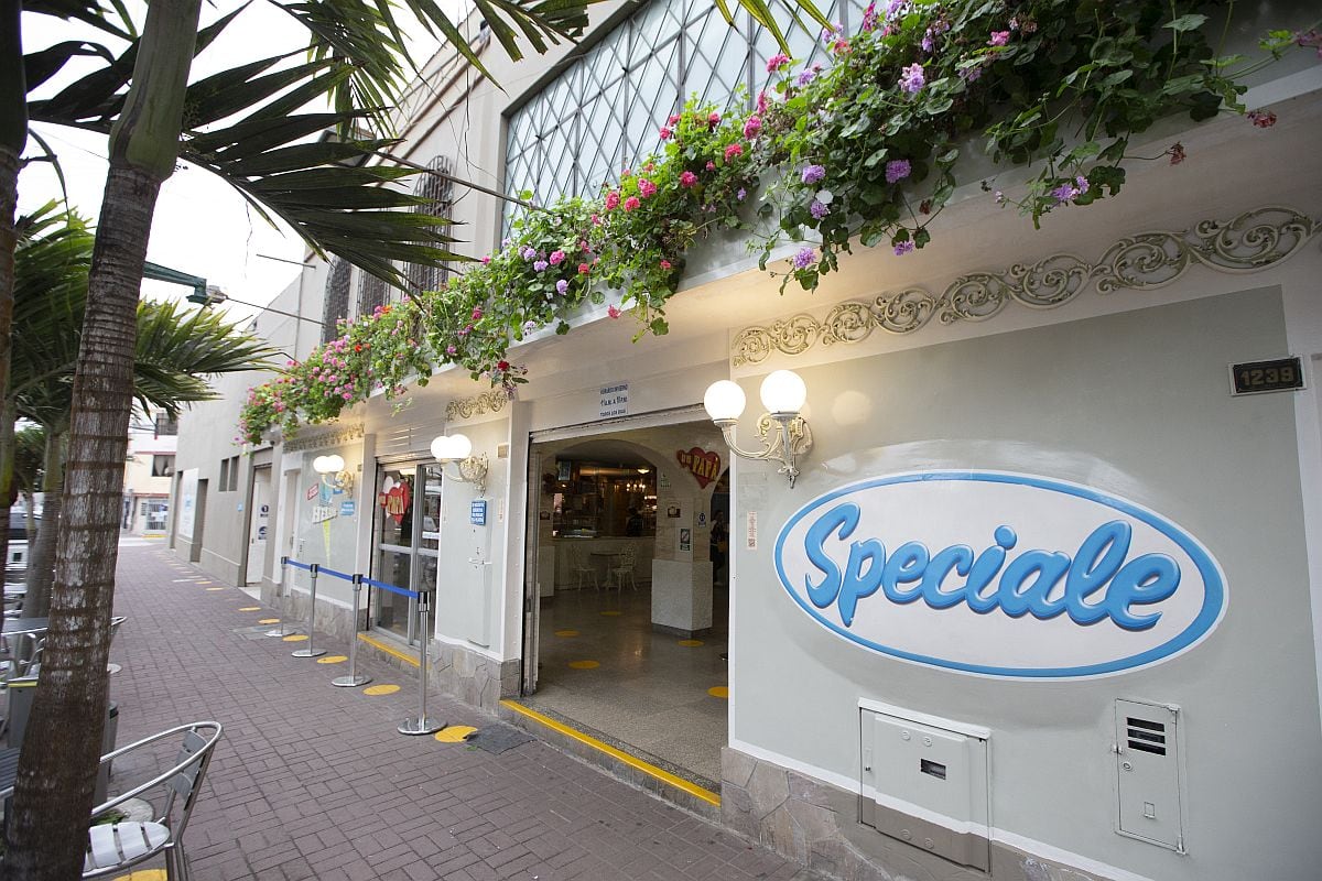 Su local ofrece mesas dentro y fuera del local. Además, ha abierto un espacio al lado para mantener el distanciamiento. Speciale, además de helados, también tiene empanadas, postres y croissant de jamón y queso. (Foto: Andrés Paredes)