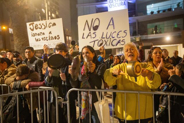 "No a las luces tóxicas", protestaron los vecinos de Miraflores, que viven muy cerca del puente, en su inauguración | (Foto: Fernando Sangama / @photo.gec)